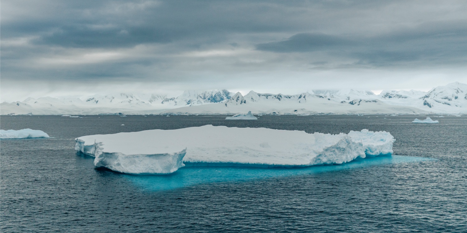 Navigation to Deception Island and geothermal bath